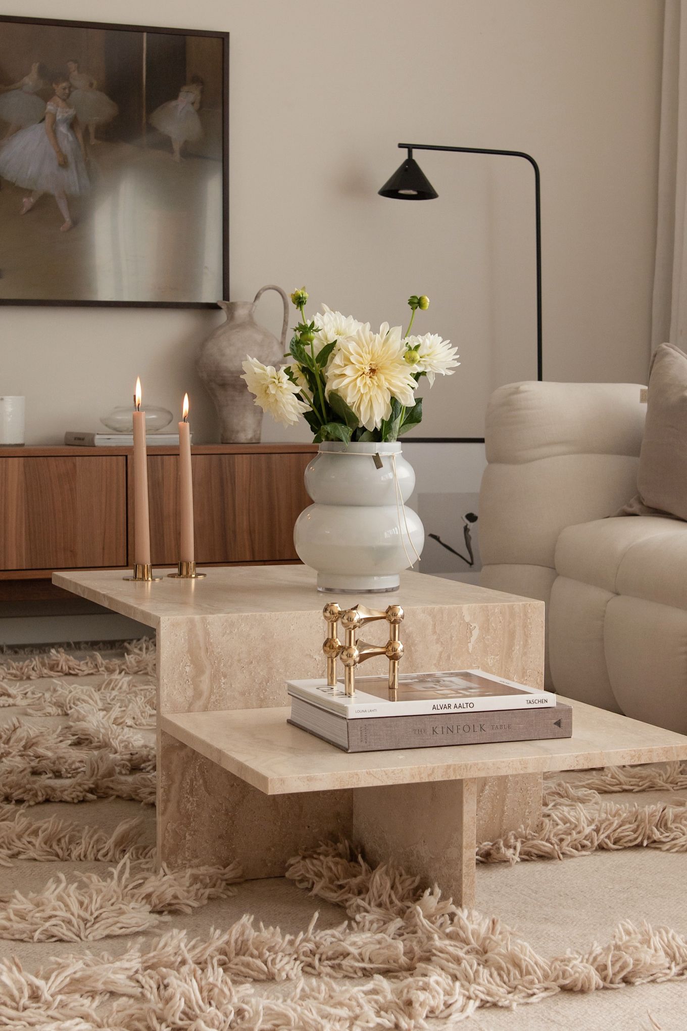 Skapa ett mysigt vardagsrum med hjälp av Rio ullmatta från Classic Collection, levande ljus, blomster i Ernst vas @joanna.avento.