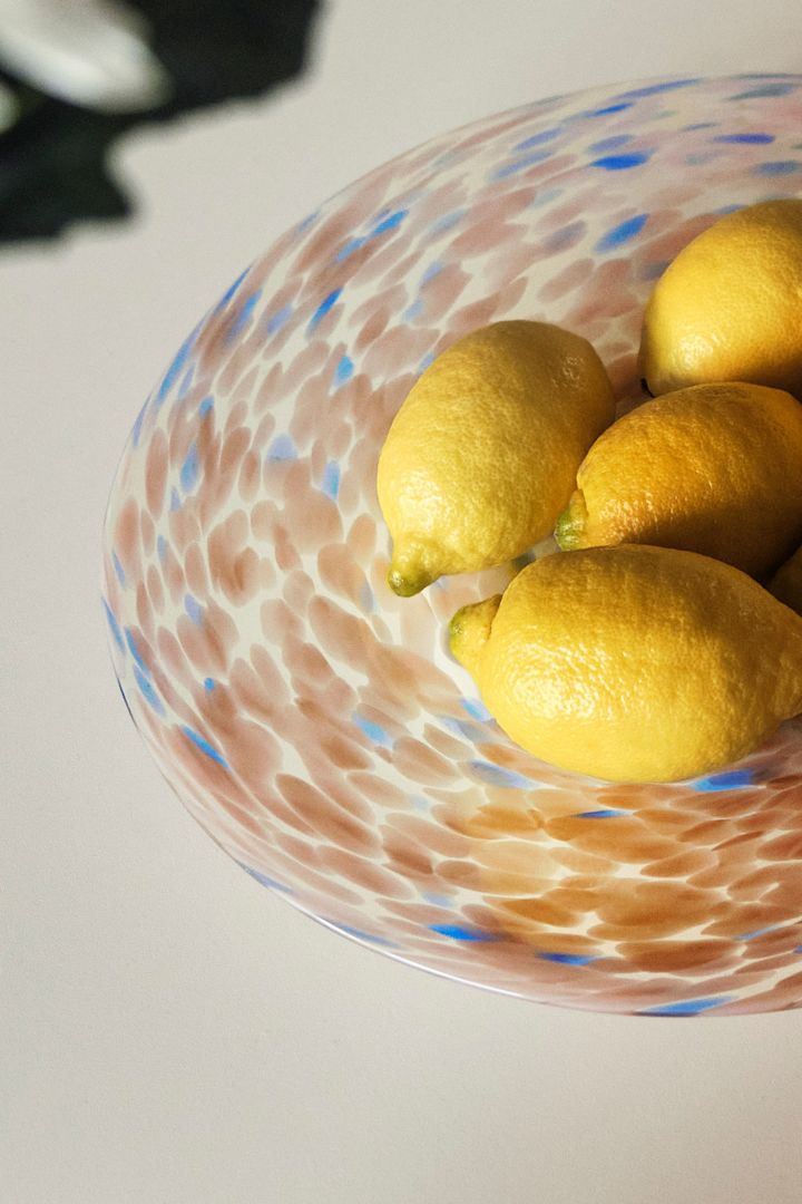 Vårens inredningstrender 2023 bjuder på mönstertrenden prickigt där vi gärna inreder med ett prickigt fat från HAY som detta i rosa och blå toner.
