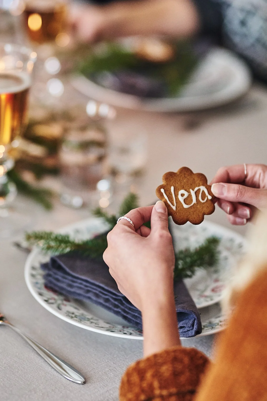 Med kristyr och pepparkakor kan du skapa ätbara placeringskort.