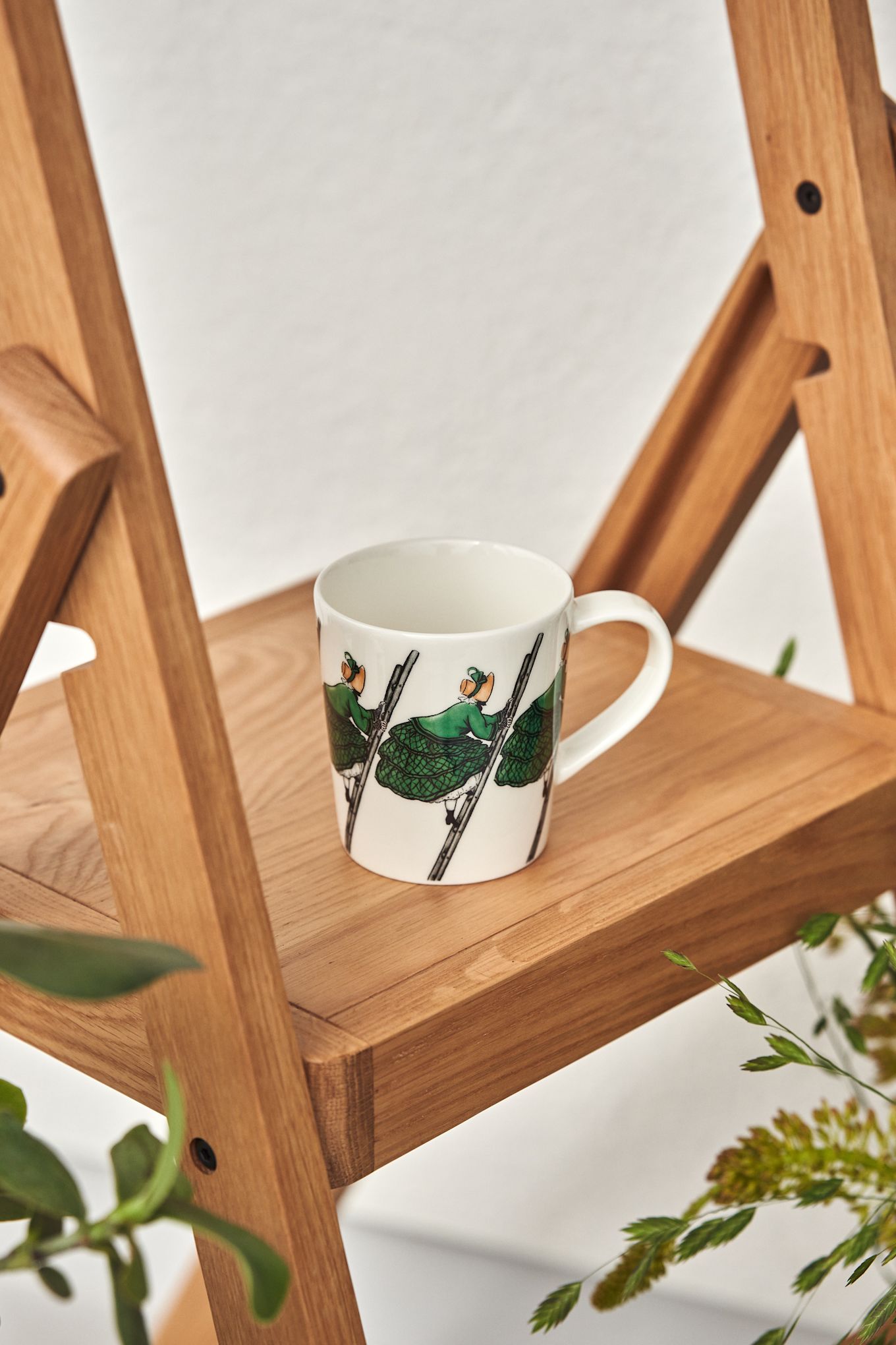 Mugg med Elsa Beskow-motivet Tant Grön på en stege från Design House Stockholm.