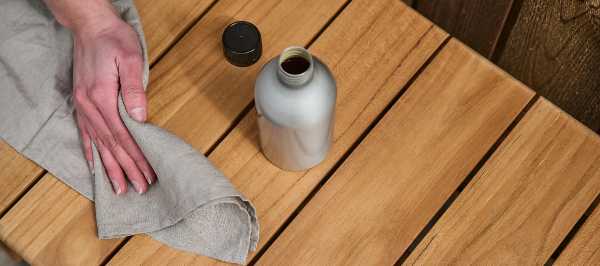 Ta hand om utemöbler i teak på bästa sätt genom noggrann rengöring och olja gärna in dem om du vill behålla ren rödbruna färgen. Här inoljning av bänk med anpassad teakolja och trasa.