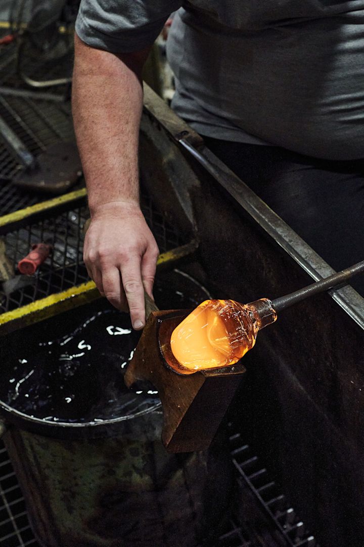 Produktion i Iittalas glasfabrik där begynnelsen av en vas formas. 