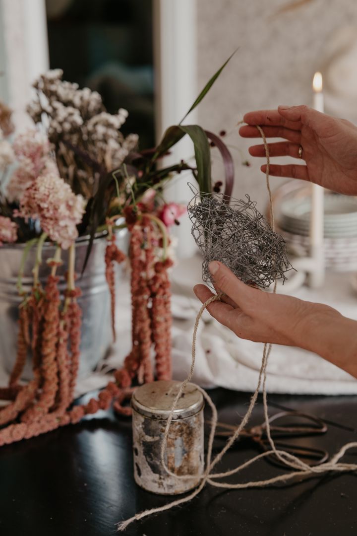 Torkade blommor som dekoration är ett tips från Johanna Berglund @snickargladjen för att göra hemmet mer hemtrevligt. Här ska hon göra ett torkat blomstermoln.