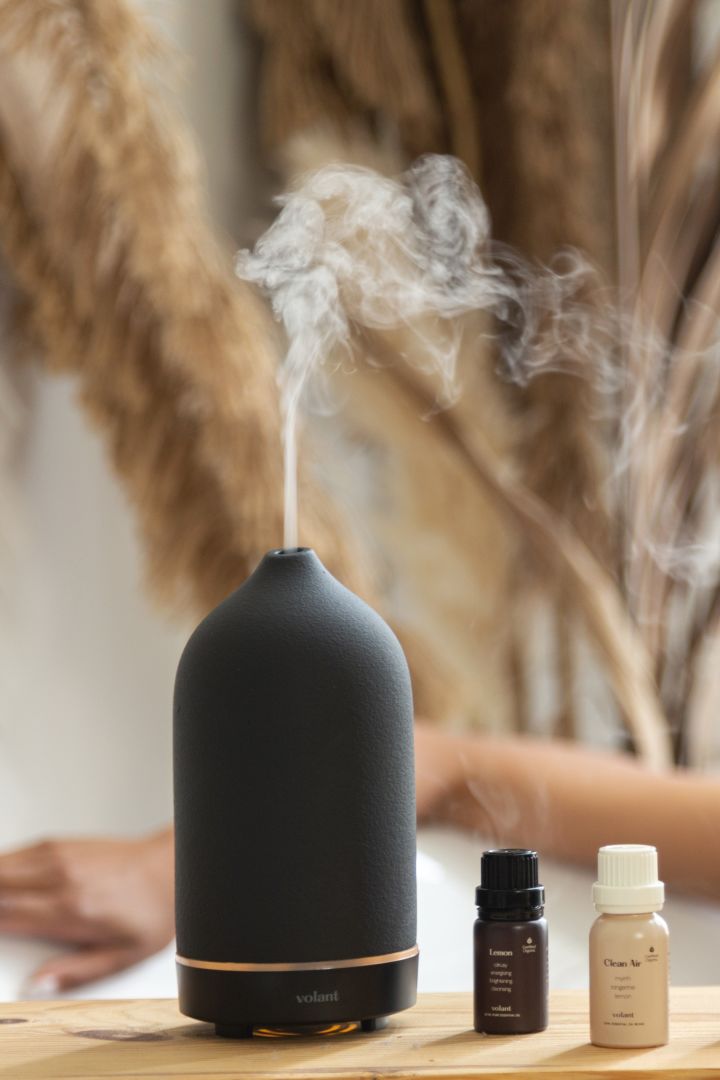 Skapa en välbefinnande doft till hemmet genom aromaterapi från Volant diffuser och eteriska oljorna Clean Air och Lemon.