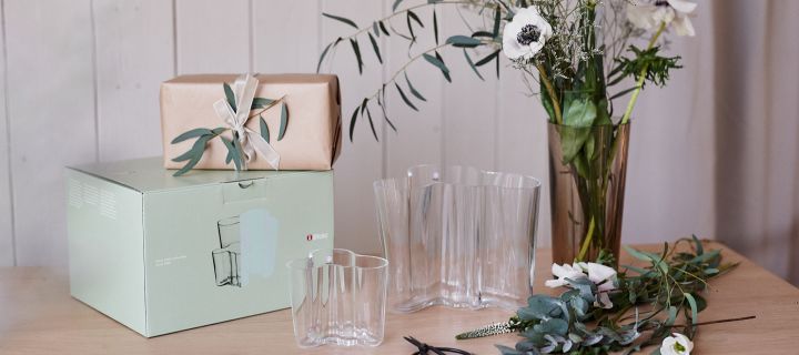 Iittala är ett tidlöst varumärke vars populära Alvar Alto vaser, här i bild, är uppskattade gåvor att ge bort. 