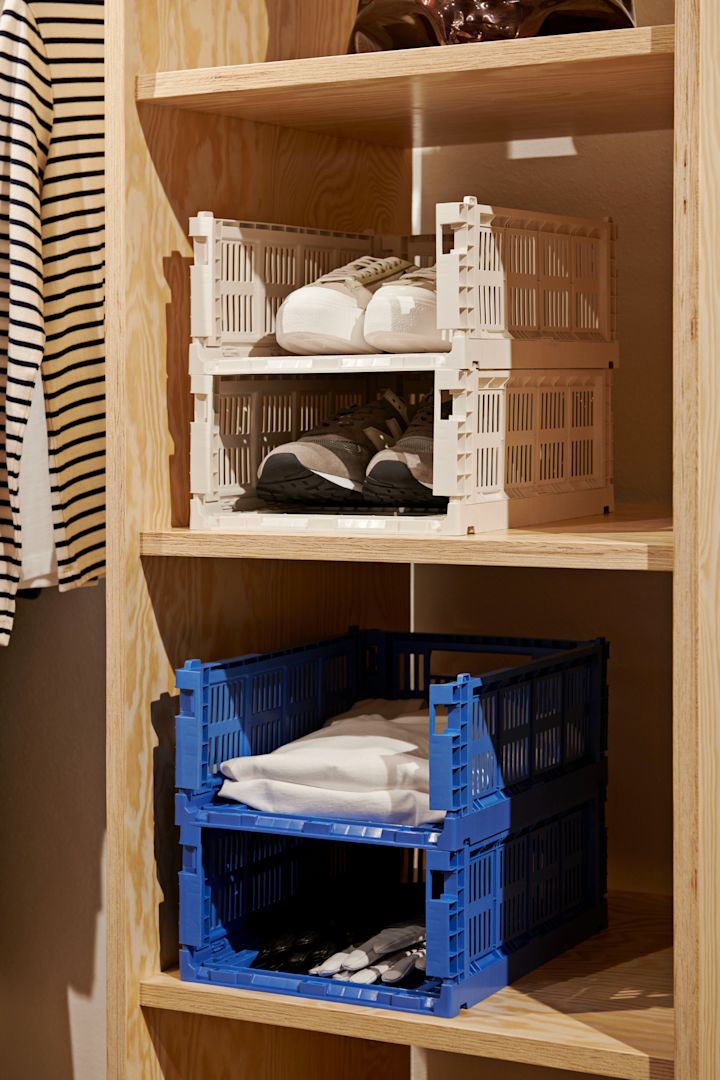 Inreda liten hall - inspiration för att göra hallen mer organiserad och inbjudande med Colour crate förvaringslådor från HAY.