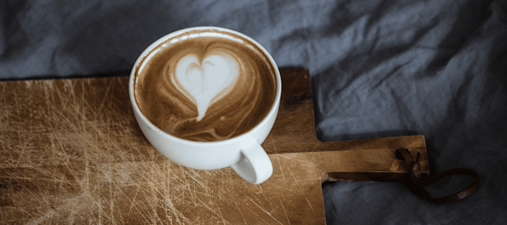 Kaffekoppar för kaffeälskare, här Freckles koppar & fat från Scandi Living, kaffekoppar tillverkade i glaserat porslin med en prickig yta som är unik för varje exemplar.