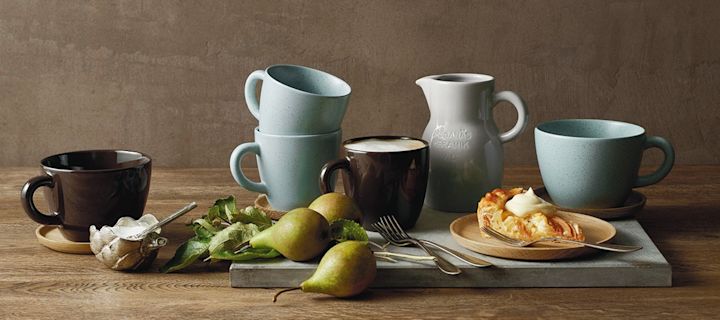 Uppdukat för mysig höstfika med kaffekoppar och muggar från svenska Höganäs!