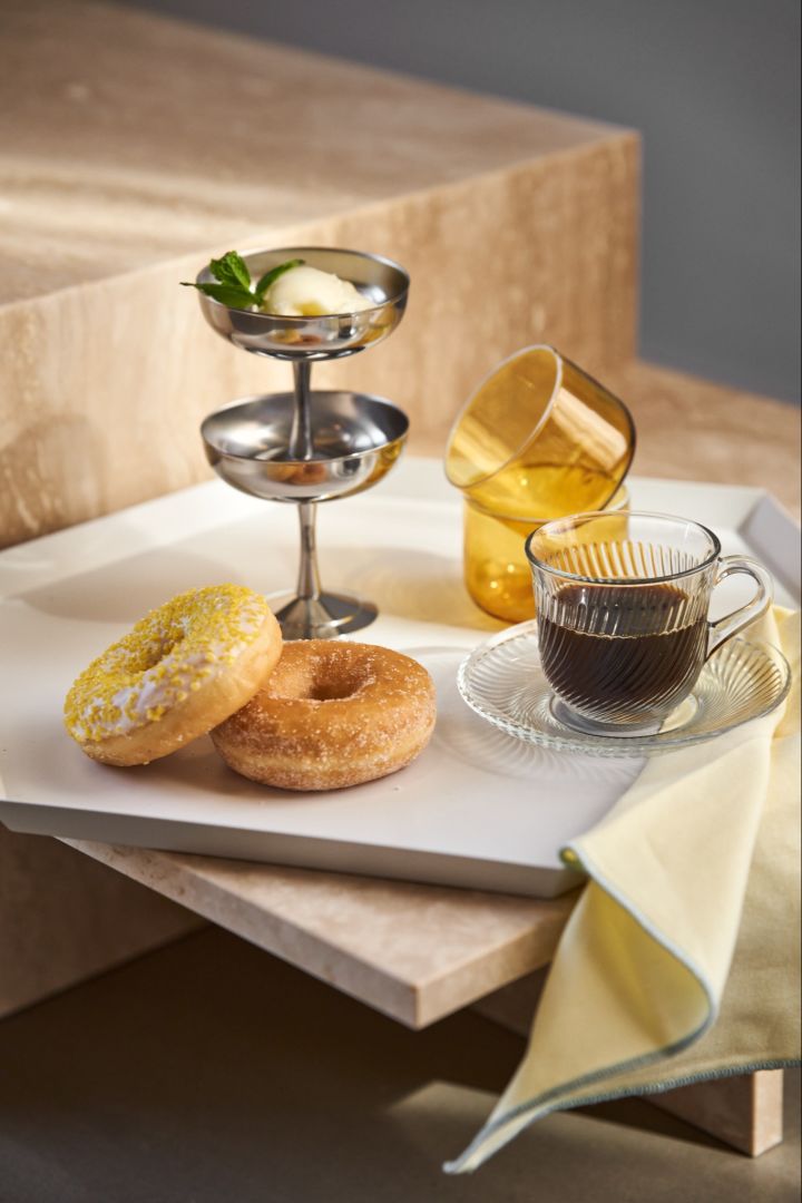 Italienska Ice Cup dessertskålar, gula Tint glas och Pirouette kopp med fat på en vit Kaleido-bricka från HAY.
