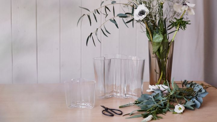Alvar Aalto-vaser från Iittala med snittblommor i. 