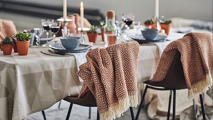 Modern dukning med Salt ullpläd från Scandi Living i terrakottafärg på matstolen. 