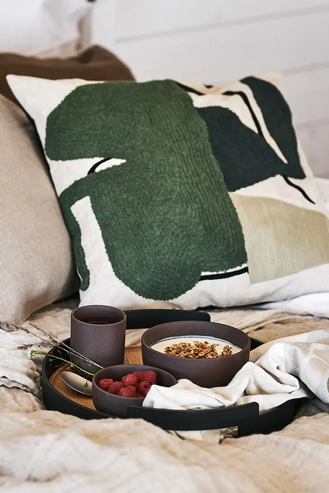 Frukost på sängen är helt enligt hygge principer och här serveras frukost ur vackra skålar från Ferm Living.