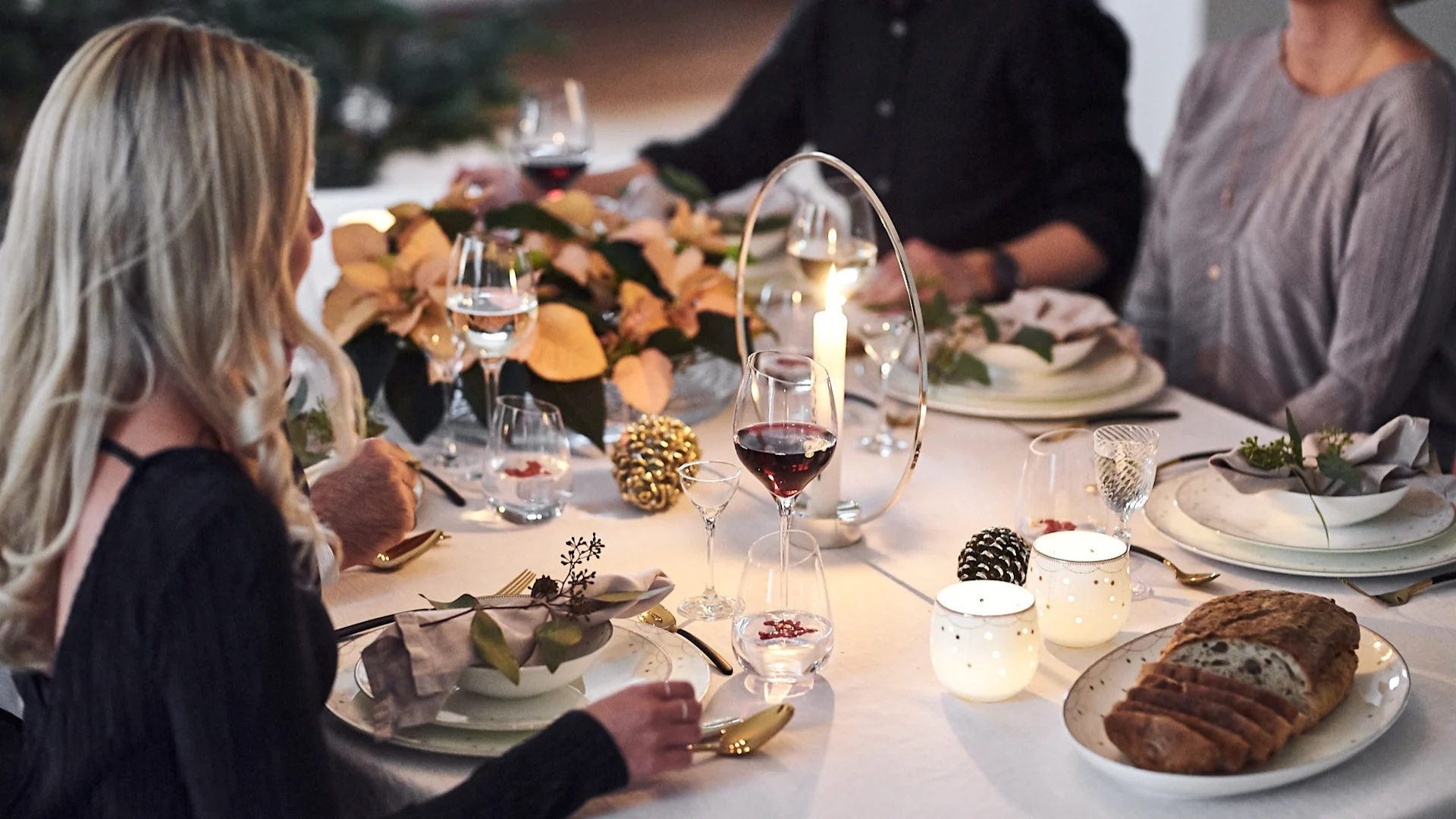 En vit, enkel juldukning med julporslin och ljuslyktor från Wik & Walsøe samt Gloria ljusstake från Klong.