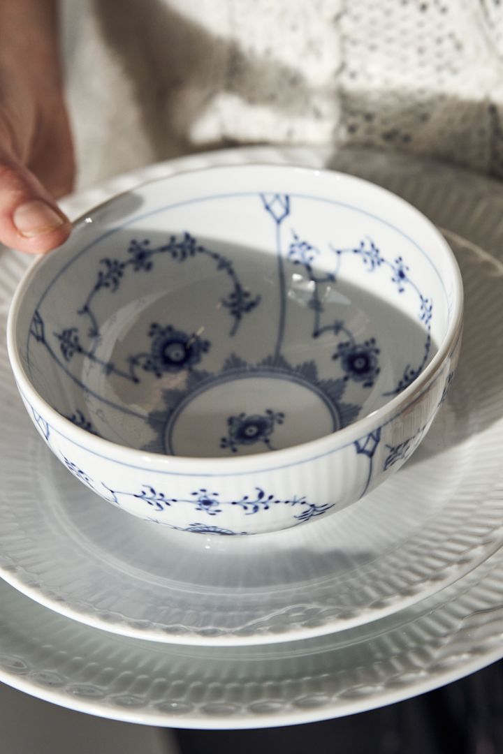 Blue fluted plain skål i klassiskt blåvitt på White fluted lace tallrikar från Royal Copenhagen.