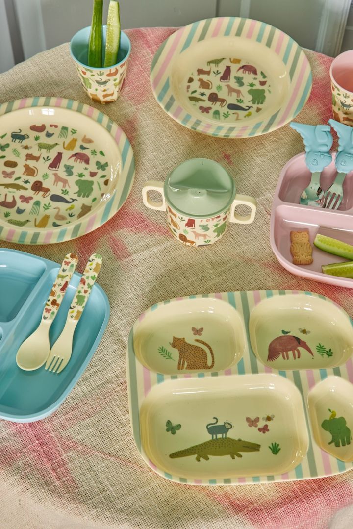 Den här söta middagsuppsättningen med barnservis från Rice med mönstret Sweet Jungle är perfekt som present till en babyshower.