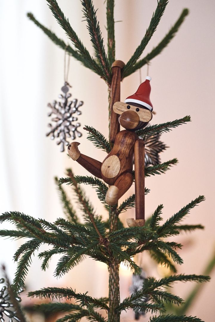 Kay Bojesen apa liten i teak med tomteluva hänger i julgranen.
