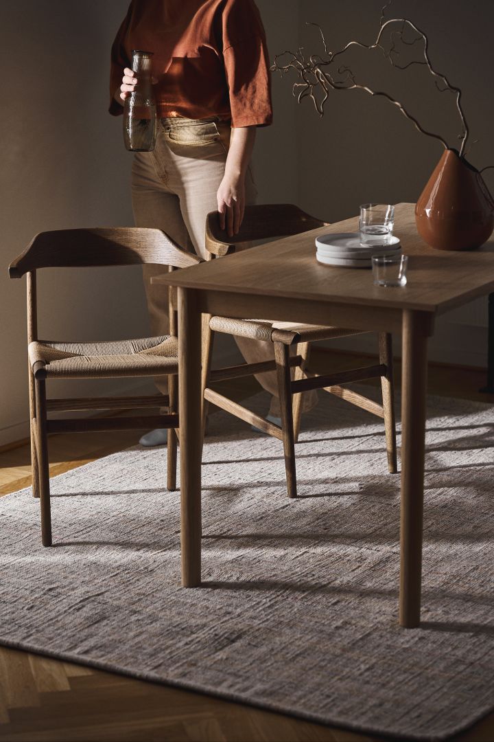Gärsnäs tillverkar möbler för hela hemmet, en av de stora klassikerna är den berömda Hedda karmstol som har flätad sits av papperssnöre.