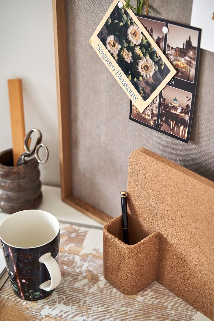 En anslagstavla i kork med pennhållare gör det enkelt att organisera ditt skrivbord på vilket litet hemmakontor som helst.