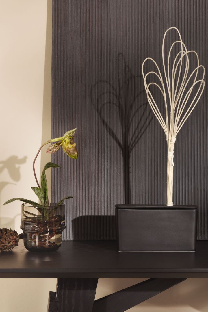 Ett enkelt stilleben inom inredning med blomma i glas och doftpinnar från Design House Stockholm. 