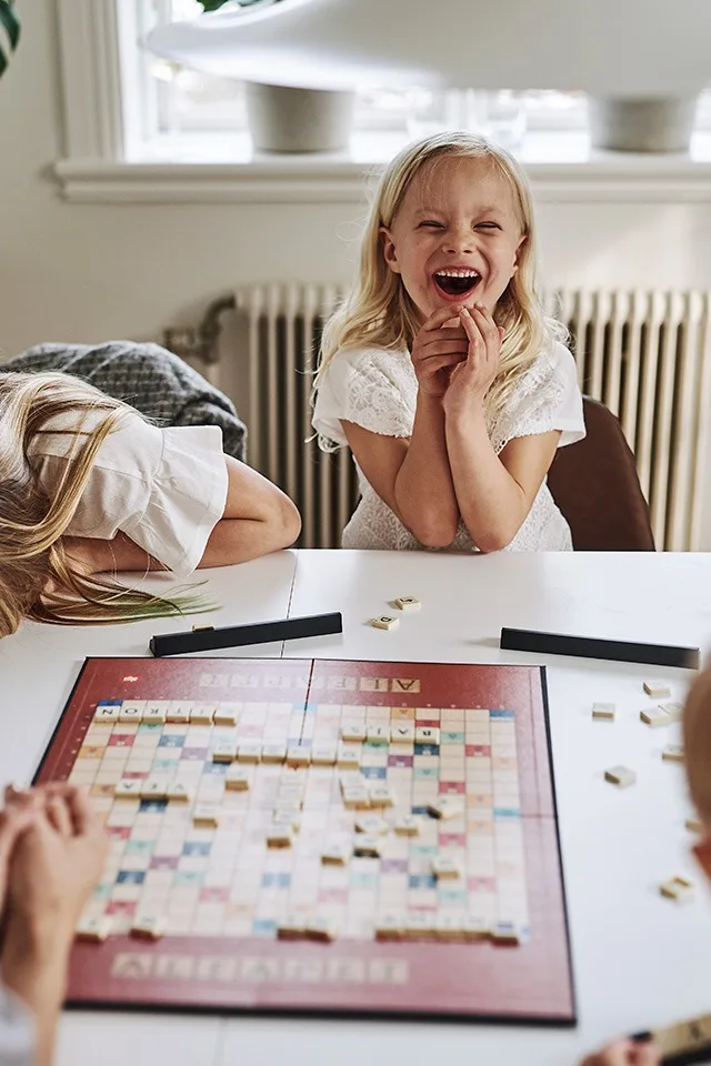 Skratten klingar högt på middagsbjudningen när sällskapsspelet är i full gång – ett perfekt festtips för att få gästerna att känna sig som hemma.