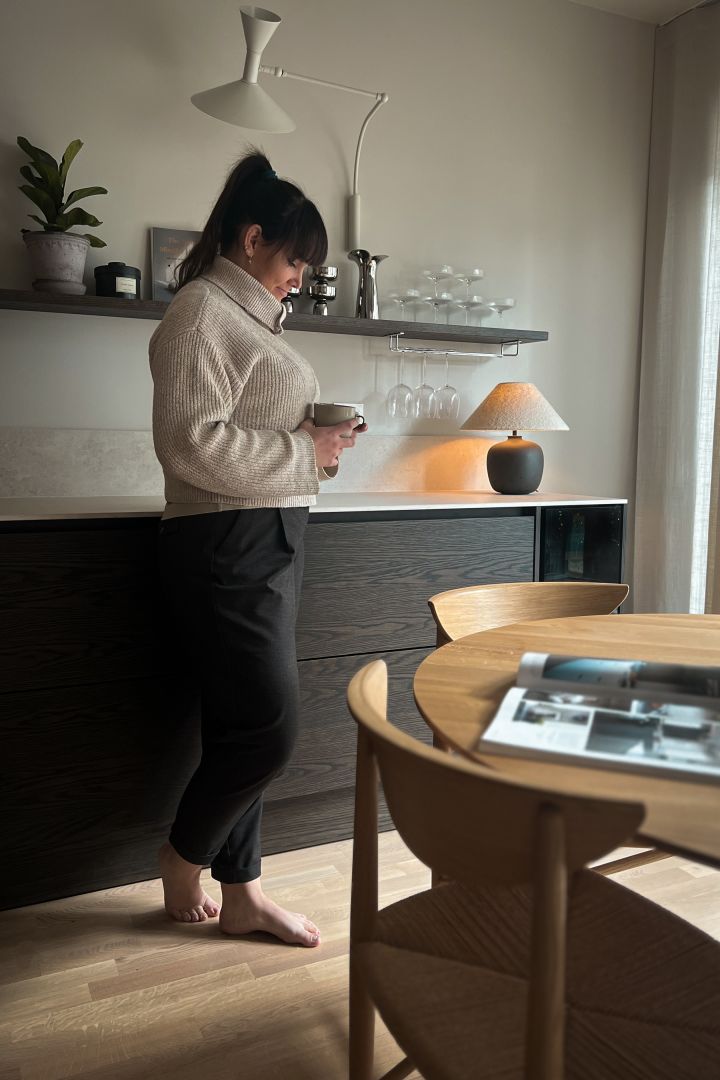 Norska influencern Helene Wold @villanyhus har dekorerat köket med portabel bordslampa samt kombinerat ljust och mörkt trä för ett trendigt uttryck.