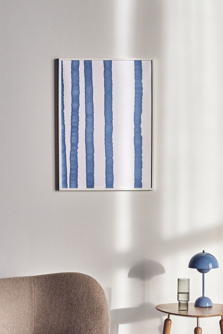 17 snygga posters att inreda ditt hem med - här ser du grafiska Lineage poster från Paper Collective i toner av  blått och vitt.
