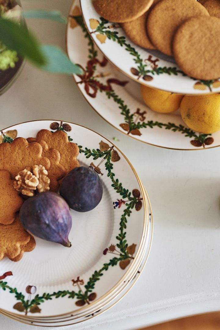 Servisen Star Fluted Jul från Royal Copenhagen skapar sagolik julstämning på ett glöggmingel i klassisk stil.