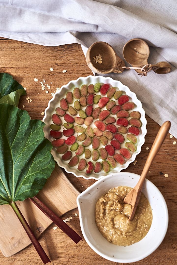 Enkelt och gott sommarrecept på knäckig rabarberpaj i vit pajform. 