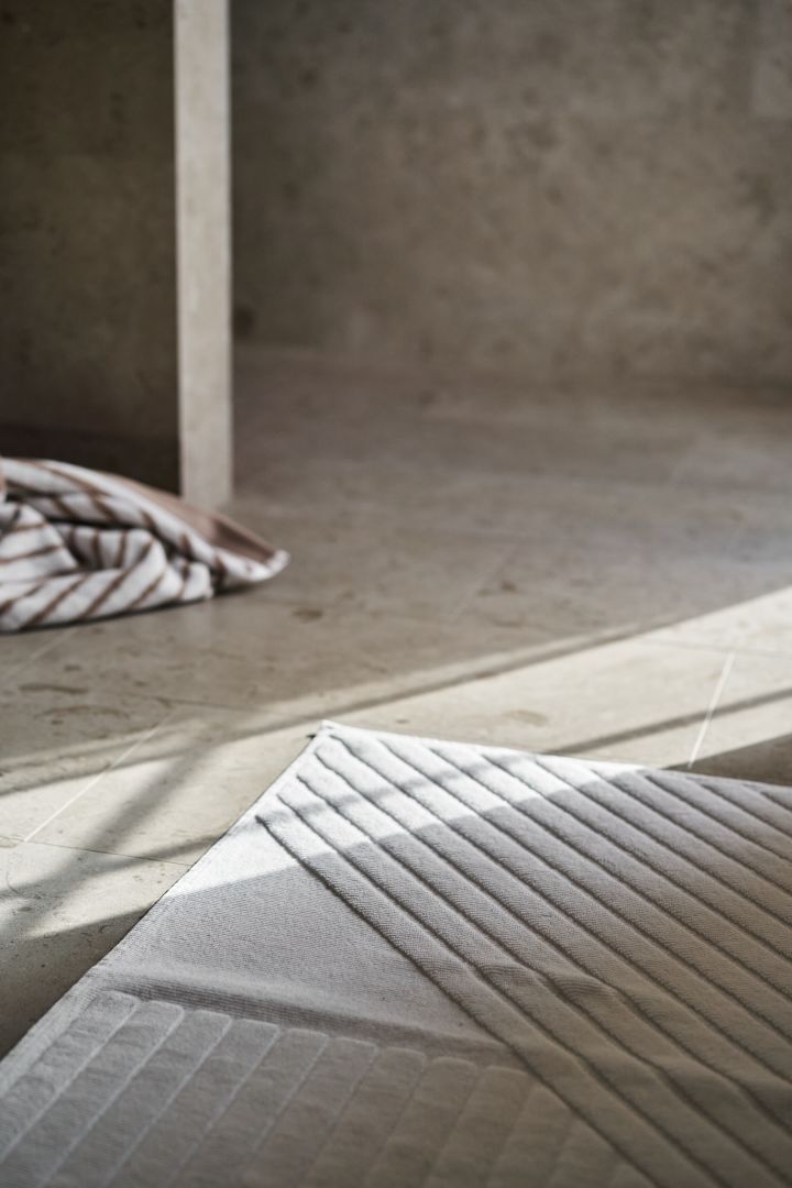 Stripes badrumsmatta i vitt från NJRD som är designat av duon Carl Philip Bernadotte och Oscar Kylberg.