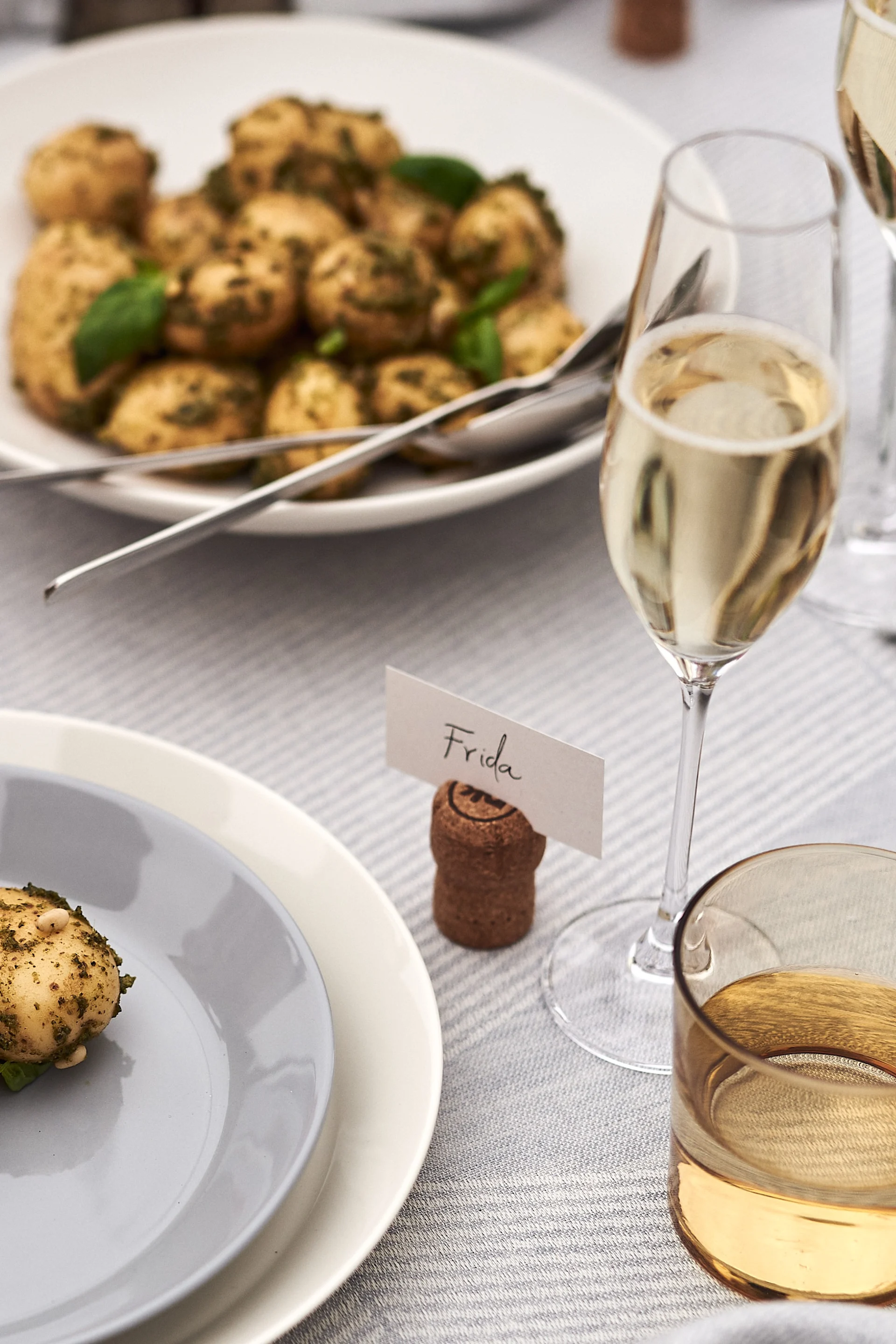 Egengjorda placeringskort av champagnekorkar är tips på festliga DIYs och enkla pysseltips till studenten.