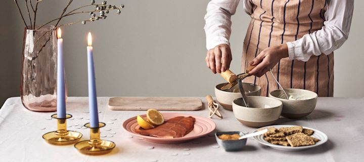 4 goda & enkla förrätter till nyår - här ser du när laxsnittar förbereds i Fossil skålar från Scandi Living.