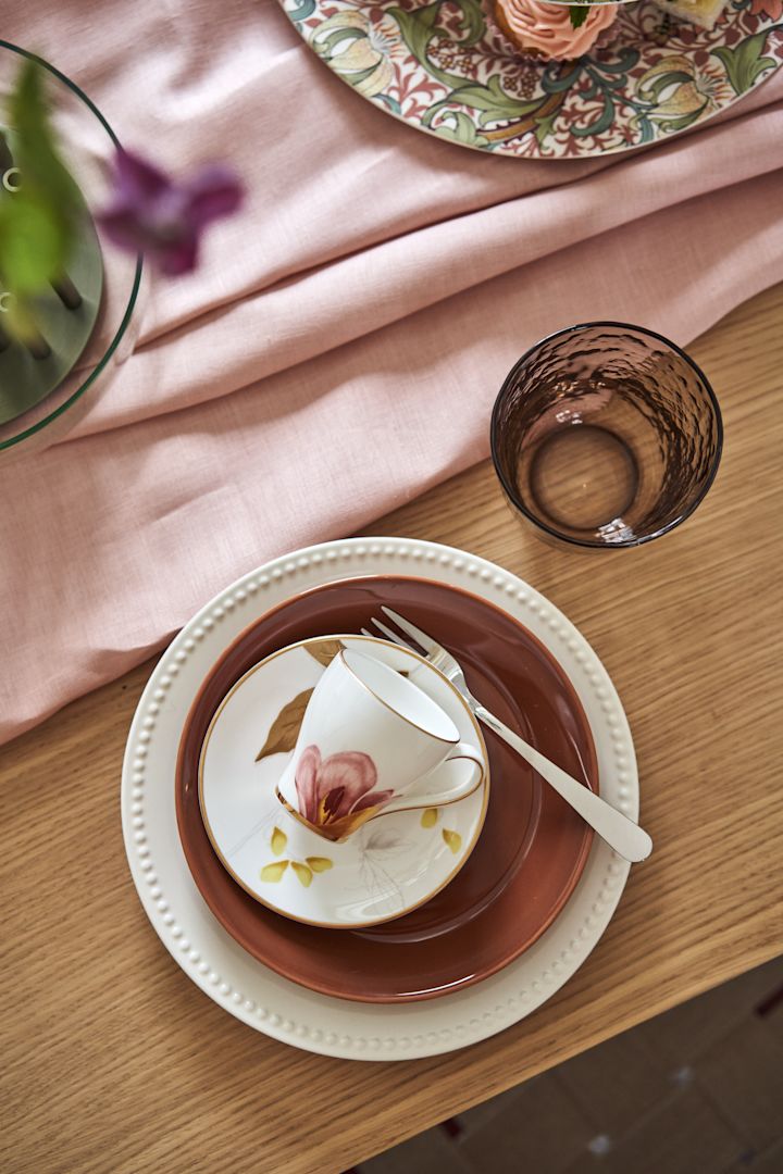 Skapa vackra festdukningar i sprakande färger och lekfulla detaljer med hjälp av porslin från Iittala teema, Scandi Living dots och kopp med fat från Royal Copenhagen.