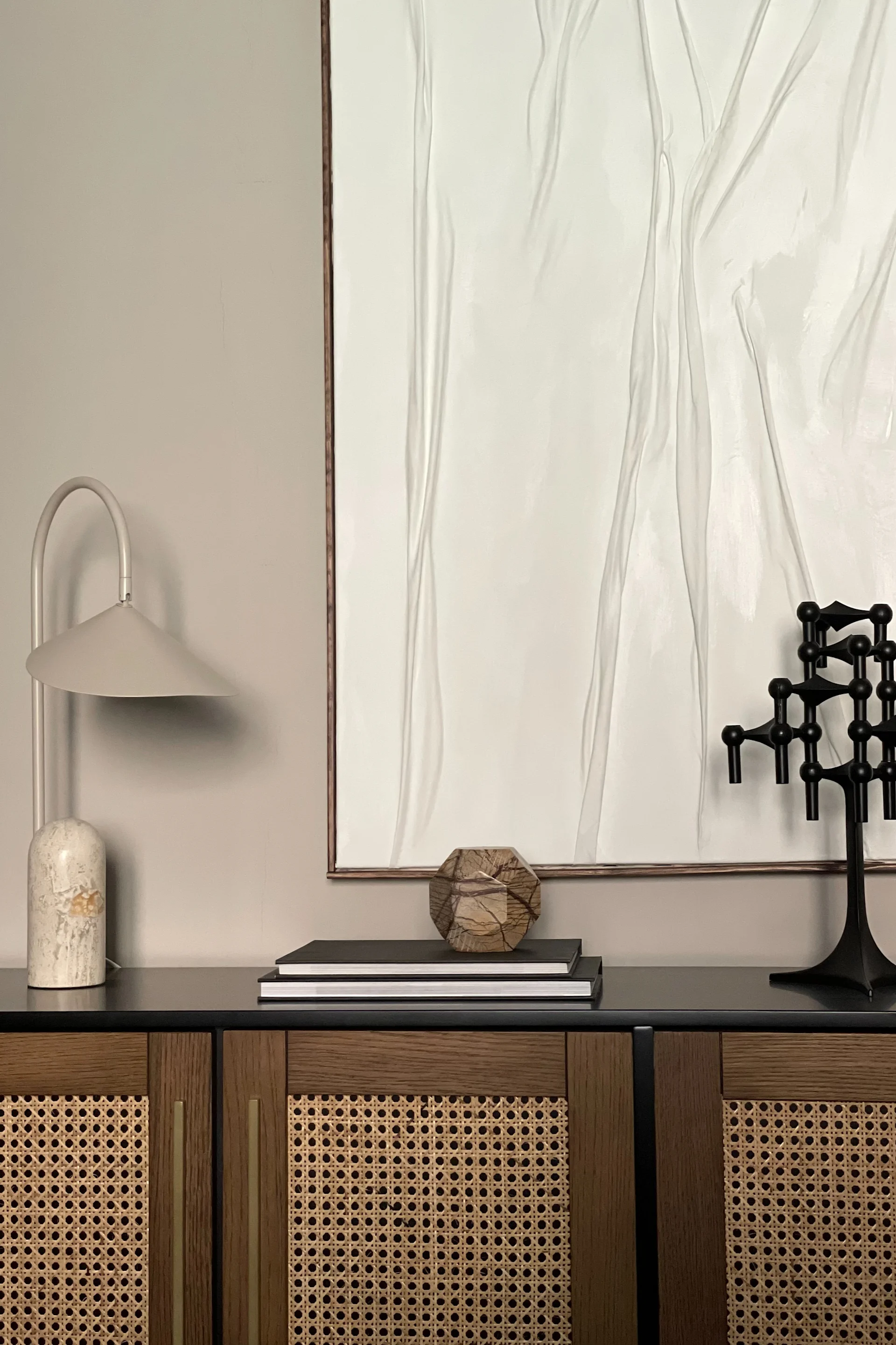 Influencern @homebynicky har gjort ”What I bought” vs ”How I styled it” och har stylat sovrummet med Arum bordslampa från &Tradition och Stoff Nagel ljusstake.