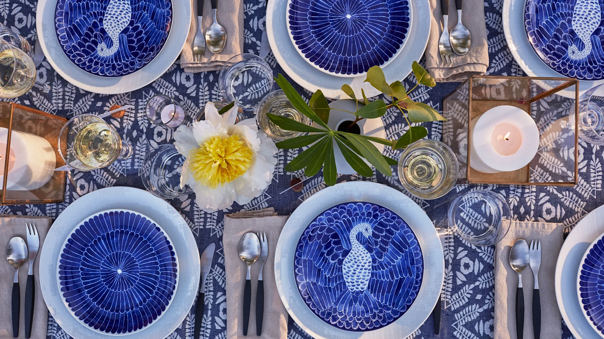 En bohemisk sommardukning med Selma porslin i blåvitt från Götefors porslin.