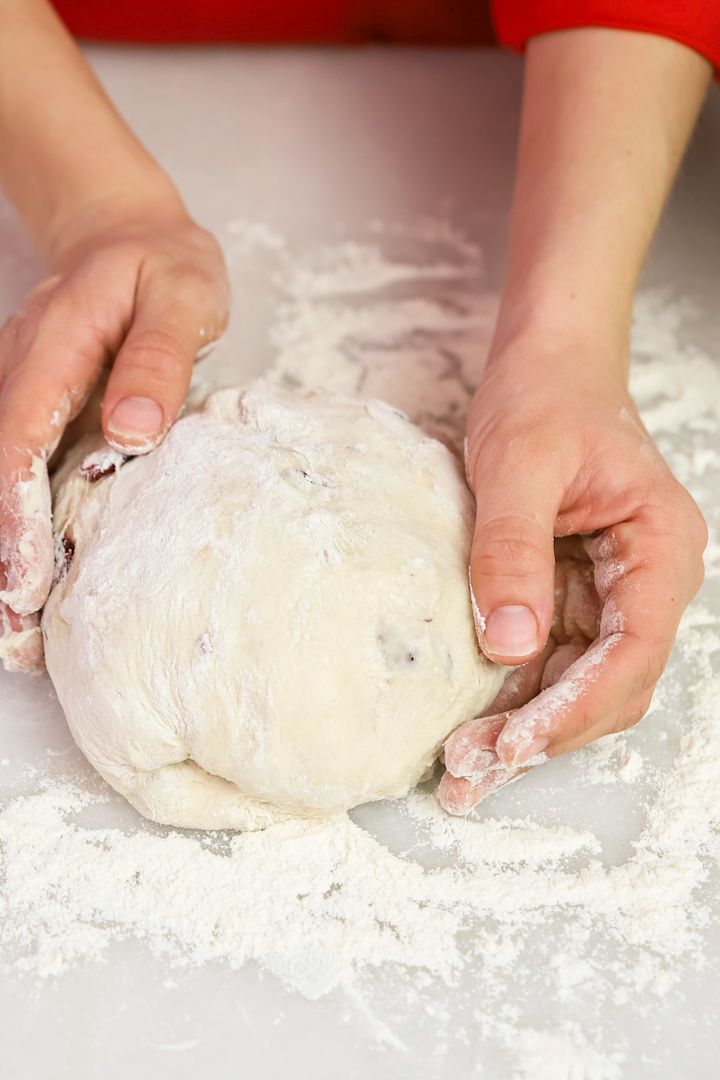 Baka med Fridas tips på enkla julrecept är ett klassiskt vörtbröd som ska knådas innan det ska bakas i grytan.  Foto: Frida Skattberg