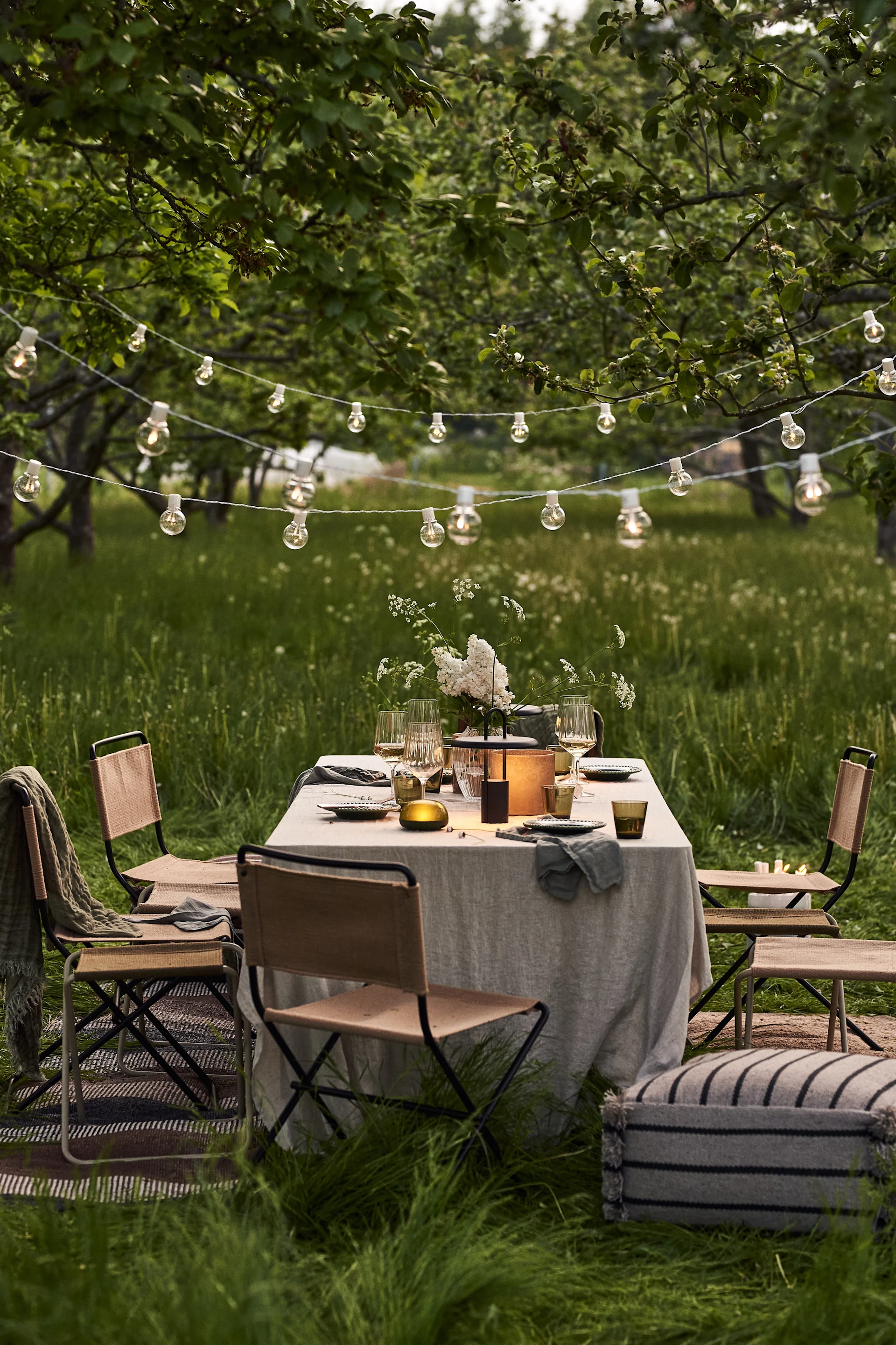 Skapa en sommardukning i trädgården med en ljusslinga från Star Trading som dekoration tillsammans med skön möbler från Ferm Living och OYOY.