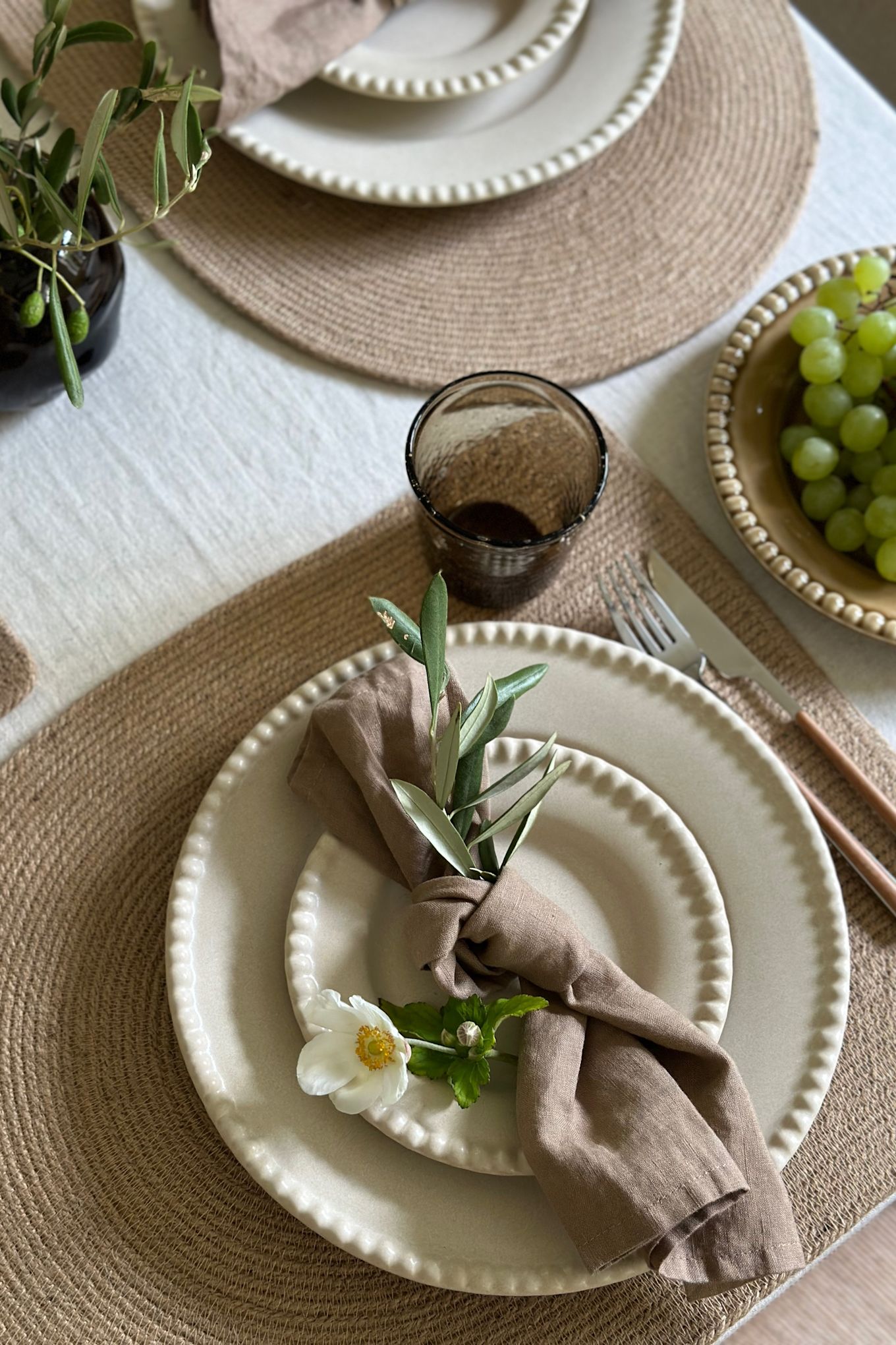 Skapa vackra festdukningar i naturfärger med Daria porslin från Pottery Jo, här i färgen sand.