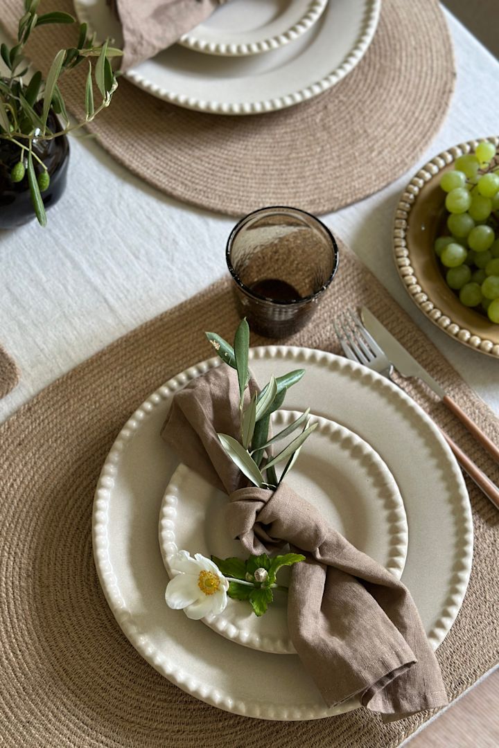 Skapa vackra festdukningar i naturfärger med Daria porslin från Pottery Jo, här i färgen sand.