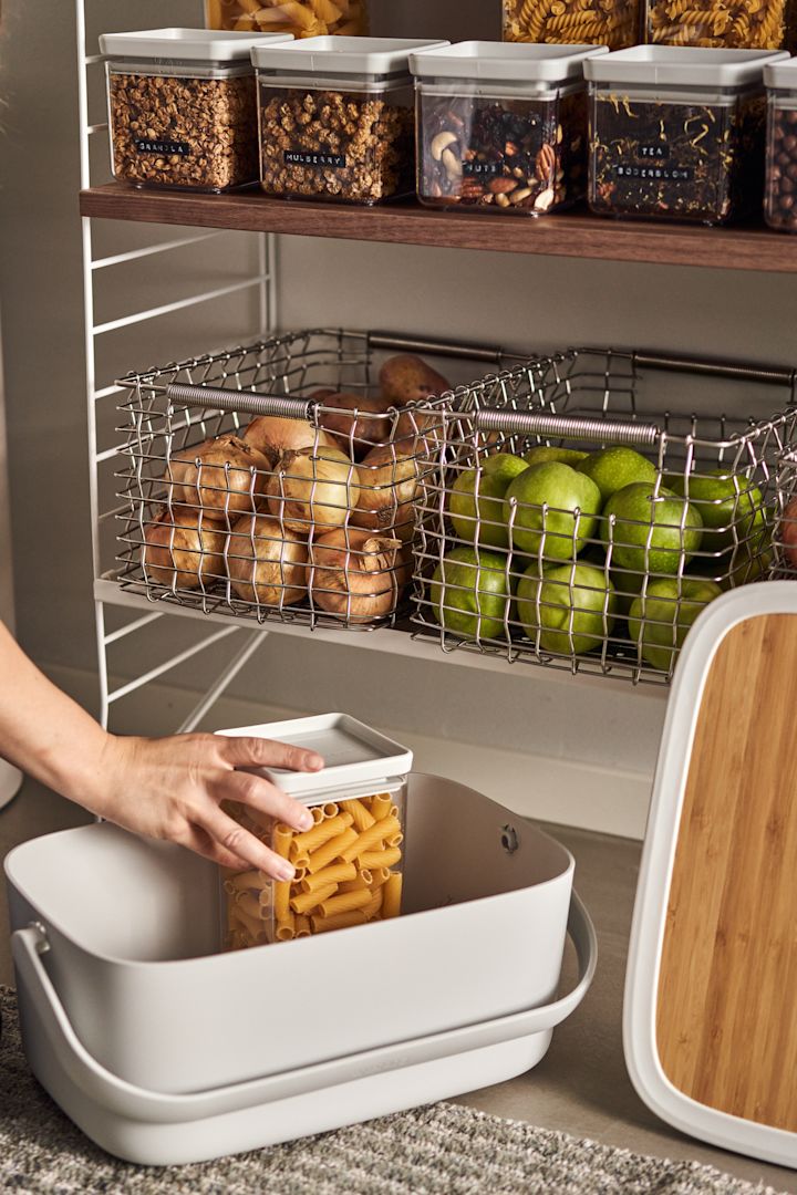 Organisera skafferiet med praktiska korgar från Korbo och förvaringslåda från Brabantia för en enklare vardag.