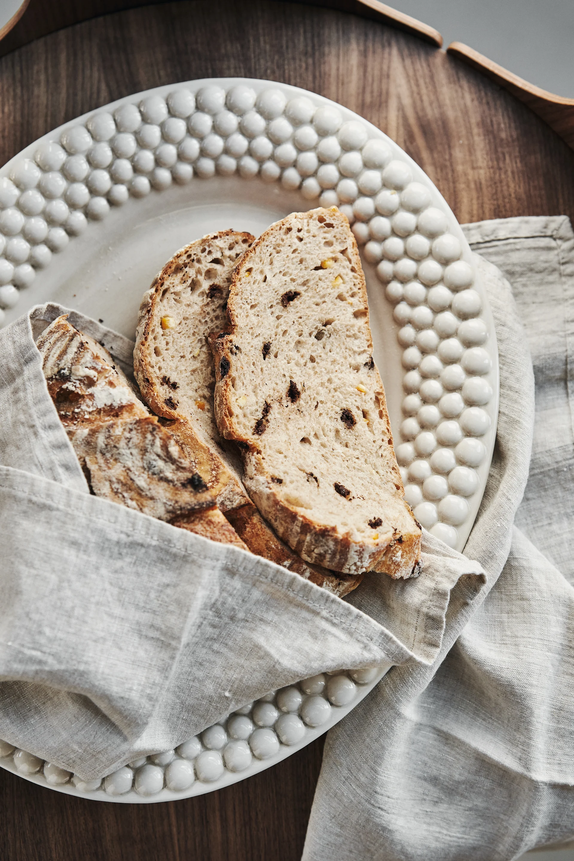 Bubbles serveringsfat från Mateus i beigt är perfekt att ge bort i bröllopspresent till brudparet. 