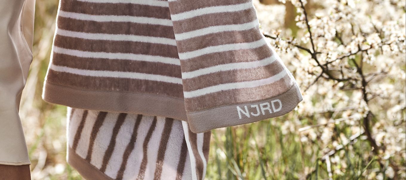 Shoppingtips i sommar från Nordic Nest - räfflad glasskål för bär och frukt, en skärbräda och räfflade champagneglas.