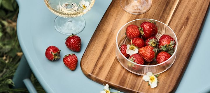 Shoppingtips i sommar från Nordic Nest - räfflad glasskål för bär och frukt, en skärbräda och räfflade champagneglas.