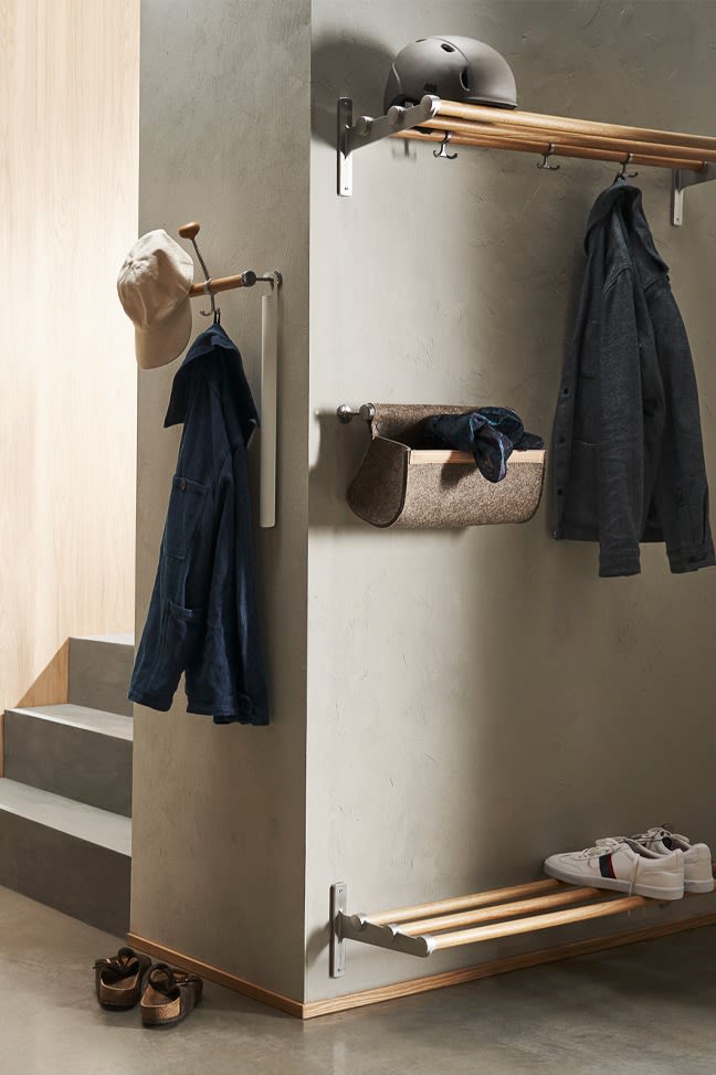Inreda liten hall - inspiration från Essem Design för att få hallen mer organiserad med en öppen garderob och kombinerad sko-och hatthylla.