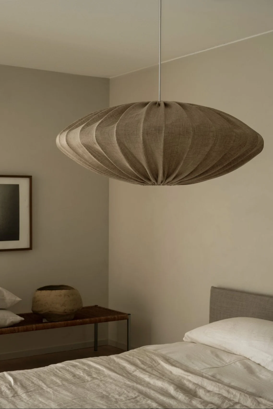 Välj rätt sovrumslampa, Ellipse taklampa från Watt & Veke i beige linne är perfekt som sovrumslampa då den ger ett mjukt och mysigt sken.