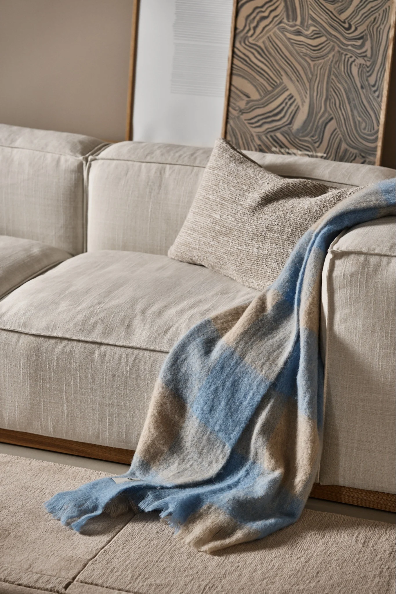 Ge bort en ullpläd som tidlös designgåva - här grå ullpläd från Klippan Yllefabrik. 