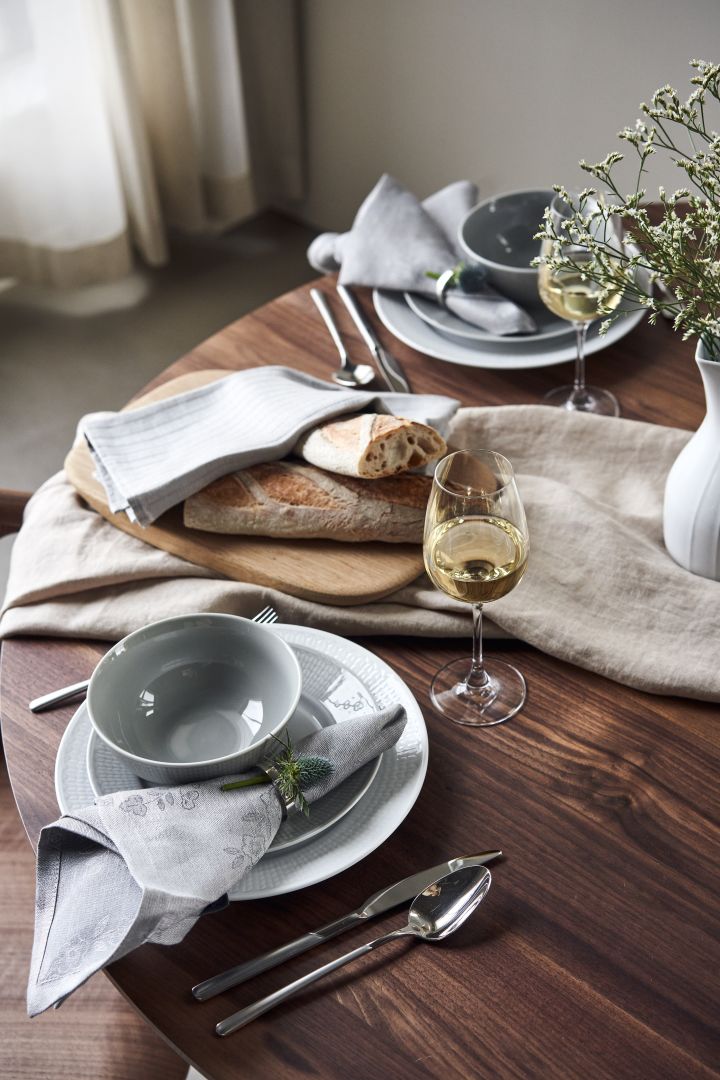 Swedish Grace-dukning med skål och tallrikar i svala toner av grått och vitt. 