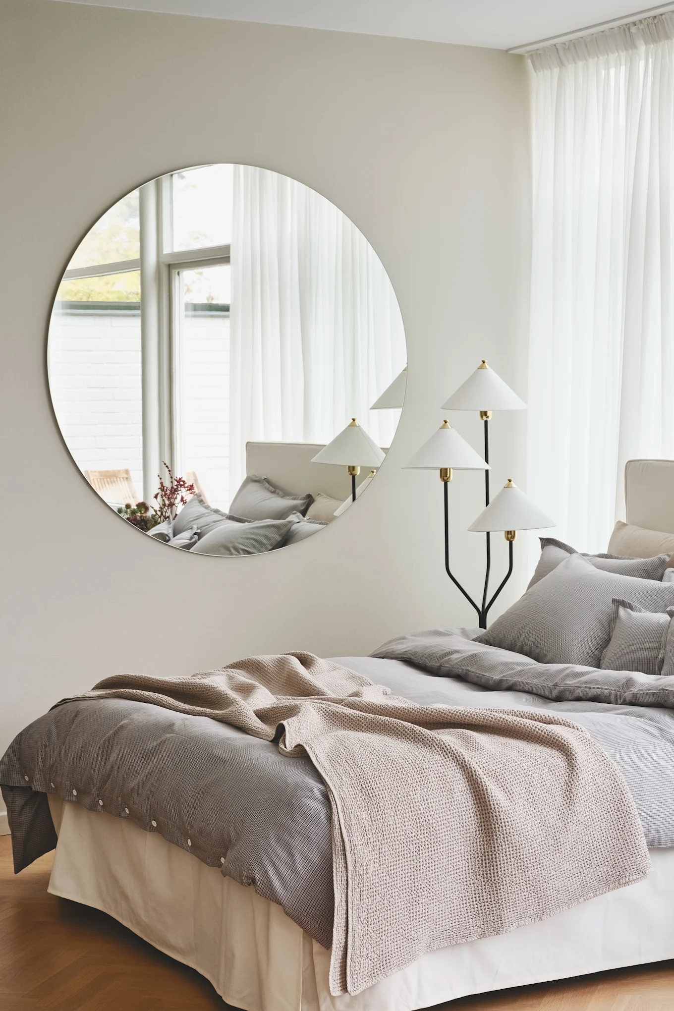 Skapa hotellkänsla i sovrummet med hjälp av ett fint överkast, en blomma i en liten vas och vita kuddar - som här från Millie Notti.