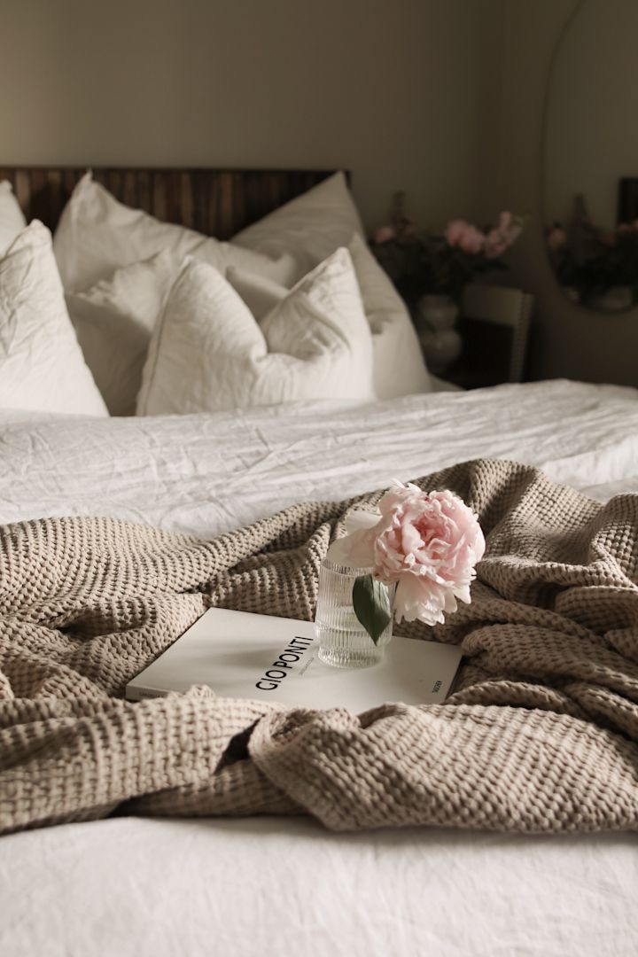 Skapa hotellkänsla i sovrummet med hjälp av ett fint överkast, en blomma i en liten vas och vita kuddar - som här hemma hos profilen @joanna.avento. 