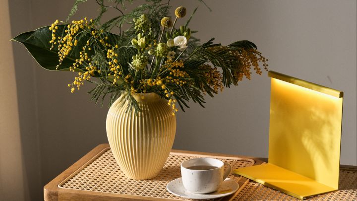 Vårens inredningstrender 2023 bjuder på färg, prickigt och statement vaser och vi inreder gärna med en prickig kopp, färgglad lampa och gul räfflad vas.