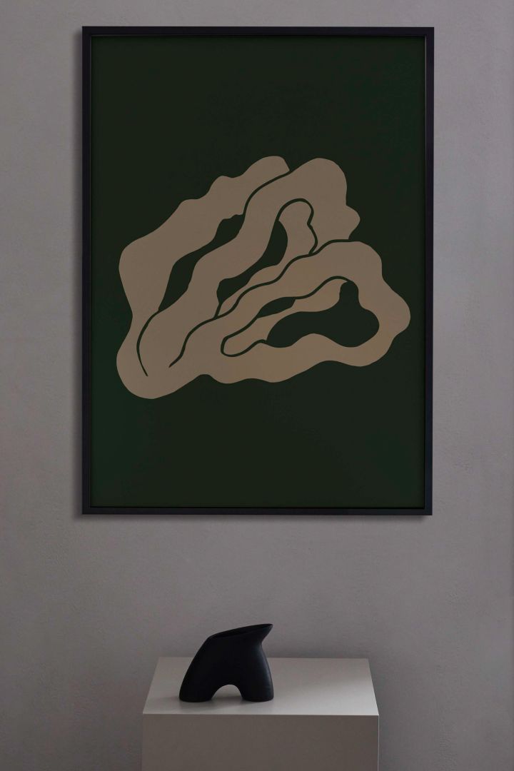 17 snygga posters att inreda ditt hem med - här ser du abstrakta Coral 02 poster från Paper Collective i en mörkgrön färg och beige.